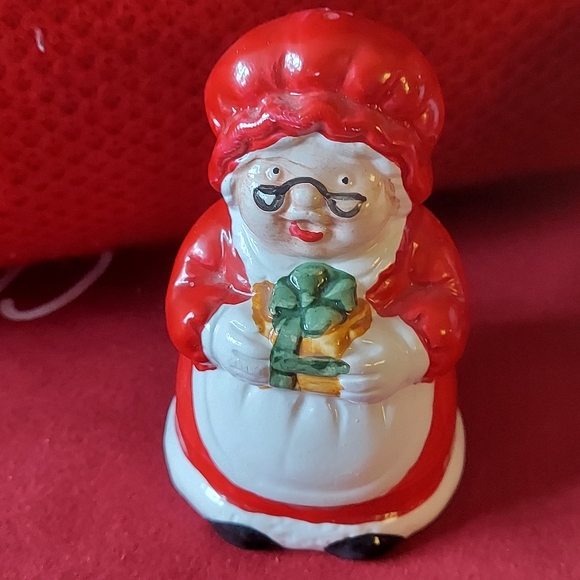 Vintage Santa & Mrs. Claus Salt & Peppers - Picture 2 of 12